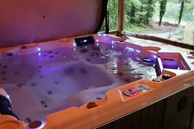 Image de Rest Assured With Hot Tub And Comfort Of This Home!