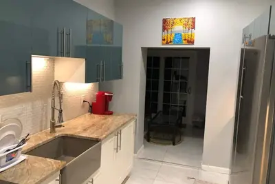 Image de 15 Under 1 Roof. Luxury. University City. Friends & Family Gatherings.