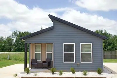 Image de Tiny Home near Mtb Trails, Wal-Mart Hq, Sleeps 6+