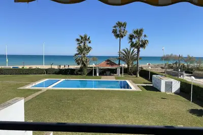 Image de Apartamento Familiar En Primera Linea De Playa 1, Urbanización Tranquila