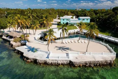 Image de Large bay-front home with dockage, pool and beach in the heart of Islamorada