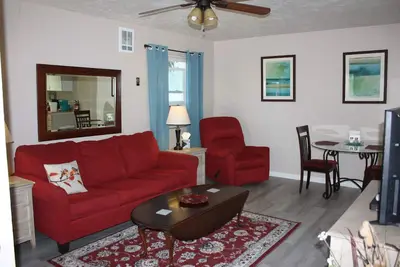 Image de Confortable 1 ch / 1 Bth, à pied du centre-ville, animaux acceptés, cour clôturée, terrasse couverte