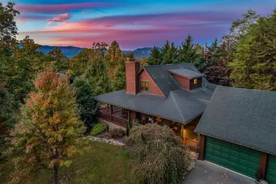 Image de Spacious Spring Family Cabin | 5 mi to National Park | Hot Tub | Arcade