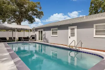 Image de Immaculate & Cozy Entire Heated Pool House