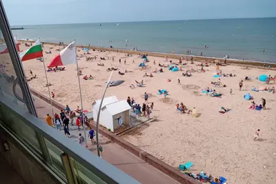 Image de Très beau F2 surplombant la plage.