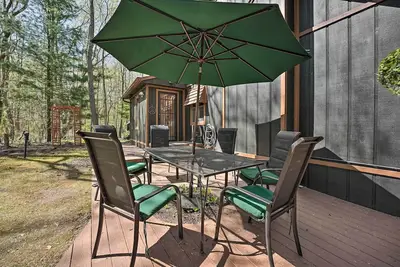 Image de Sawyer Retreat w/ Fire Pit < 2 Mi to Beaches!