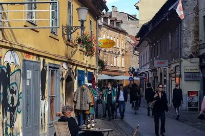 Image de 157 steps to the main square