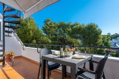 Confortable appartement pour 2 personnes avec climatisation, Wifi, Tv, terrasse et parking
