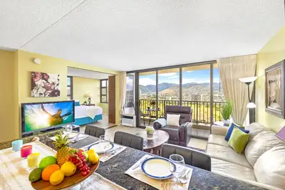 Image de Stylish w/ Mountain Views, Parking, Steps to Beach