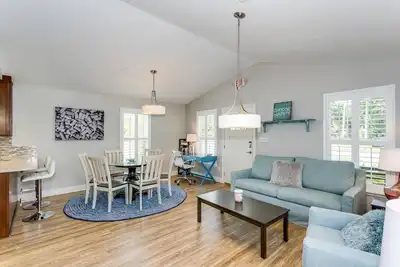 Image de Dog Friendly - Charming Downtown Cottage - Handicap Accessible - Fast WiFi - Off Street Parking