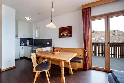Image de Appartement \"Haus Hohenrain 4\" avec vue sur les montagnes, piscine, Wi-Fi, balcon et jardin