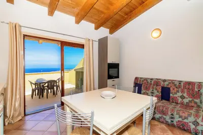 Image de Appartement de vacances \"Case Aquafan Mare 1\" avec vue sur la mer, vue sur les montagnes et terrasse