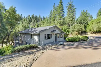 Image de Gateway to Yosemite: Group-Friendly Groveland Home