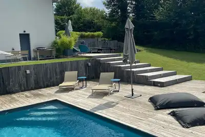Image de Maison d’exception avec piscine, calme, vue lac et à 10 mn à pied de la plage.