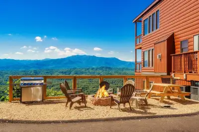 Image de LeConte Overlook: Spectacular Views! Resort Pool, Home Theater, Game Room, near Attractions!