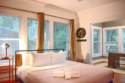 Image de Flat on Quiet Street in Heart of Montrose