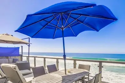 Image de Breezy beachfront home with amazing views, gas fireplace, deck, WiFi, & grill