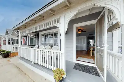Image de Charming oceanfront house with beach views and enclosed Bbq area