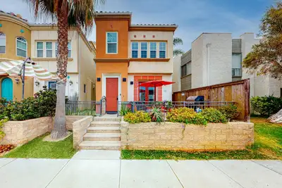 Ocean-view townhouse with balcony, deck, grill & washer/dryer - walk to beach