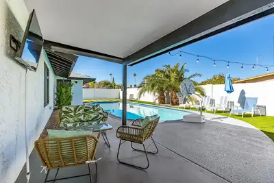 Image de Fun-filled desert oasis with fast WiFi, central Ac, private pool & enclosed yard