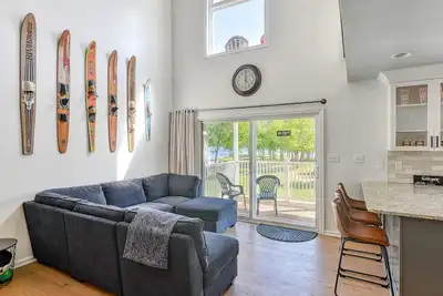 Image de Three-story lakefront home w/ covered boat slip, and tennis/pickleball access