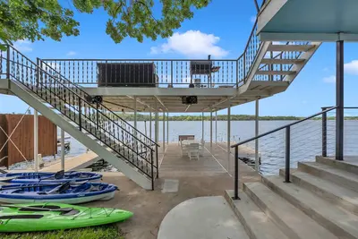 Image de The Lookout- Lakefront w/ 2 Kitchens, Dock, Views