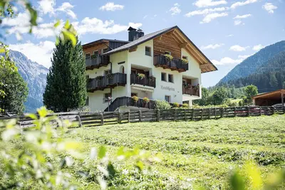 Image de Haus Landheim Apartment Talpanorama in Antholz with a wonderful panoramic balcony!