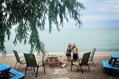 Image de The Green Jelly Bean · Lakefront Tiny Home Cabin on the Beach