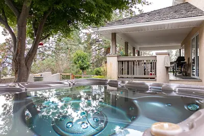 Image de Spacious family home, pool table, hot tub, sauna, gym and office.