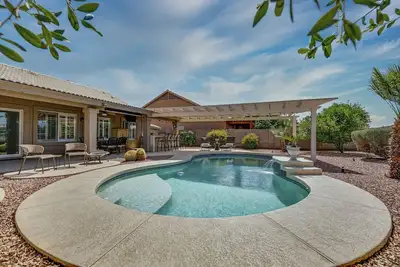 Image de Backyard Luxury with Private Pool and Hot Tub on Golf Course