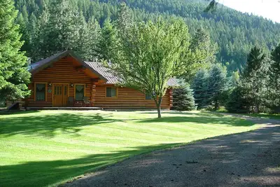 Image de Quintessential Riverfront Montana Log Home Experience
