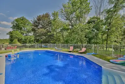 Image de Luxury Villa in the heart of  Poconos with Pool, Hot Tub, Sauna, and Game Room