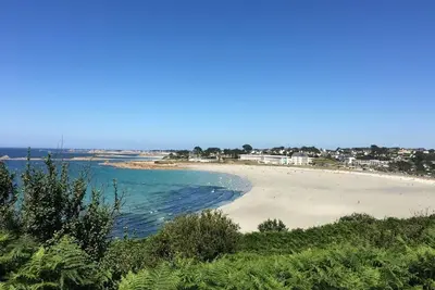 \"Keramuze\": gîte confortable vue mer avec terrasse et petit jardin. Plage à 200m
