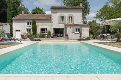 Image de Countryside villa in peaceful surroundings with heated pool and panoramic view