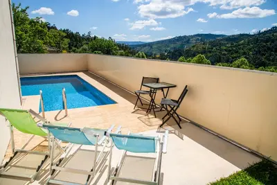 Image de Maison avec Piscine vue sur la montagne