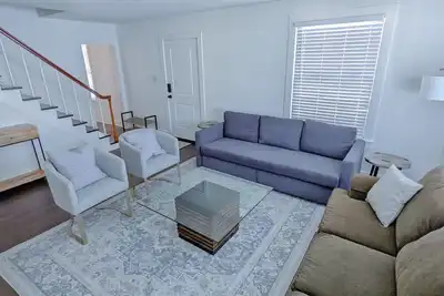 Image de Stylish Renovated House + 2 studio apartments! (5 br /4 bath) Sleeps 12!