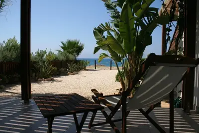 Image de Beach front property, steps away from a beautiful sea