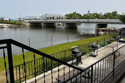 Image de Dock Life Beach 1 - Cottage 1, Riverside 3 bedroom, 3 min walk to Beach 1