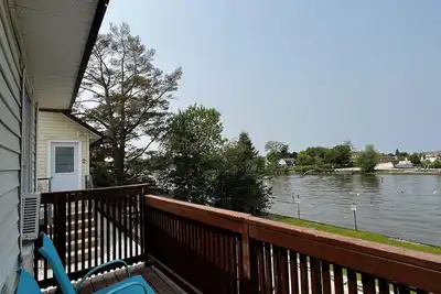 Image de Dock Life Beach 1 - Cottage 3, Riverside 2 bedroom, 3 min walk to Beach 1