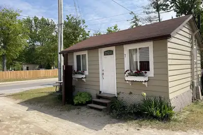 Image de Dock Life Beach 1 - Cottage 7, Riverside Property, Studio, 3 min walk to Beach 1