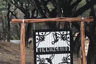 Image de Hummingbird Cabin, located down Riverroad close to local shops and restaurants!