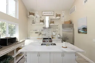 Image de Adorable 4 Bedroom Guest House wPool + Jacuzzi