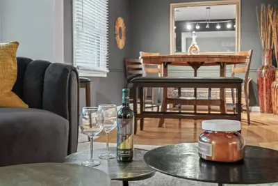 Image de Entire Home/ Stl Co-Sleeps 6