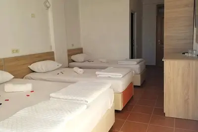 Image de Comfy family with double bed + 2 single beds - sea view balcony