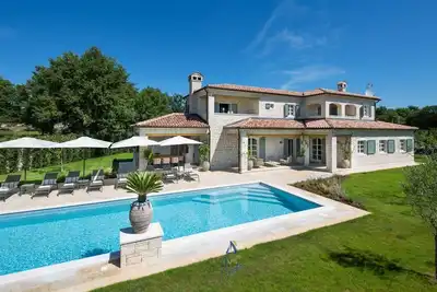 Image de Luxury country villa for 10 with pool, organic garden and playgrounds