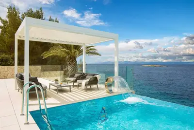 Image de Stunning seafront villa with indoor jacuzzi and infinity pool