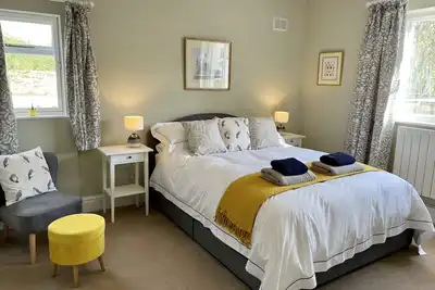 Image de Large luxury 1 bed flat with off street parking & shared garden near town centre