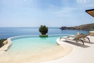 Stunning sea views, access to a private cove, hot tub!