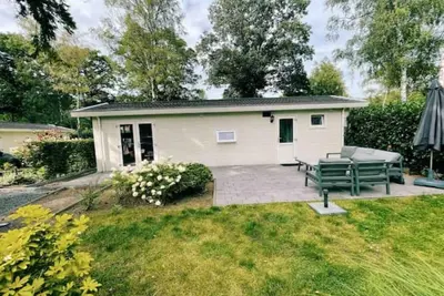 Image de Great little house next to the forest and still close to Arnhem. High ratings!