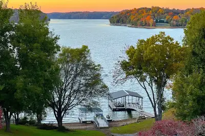 Image de \"Tims Ford Bliss\" amazing Lakefront views, private Dock, Beach, Firepit, Fun! !